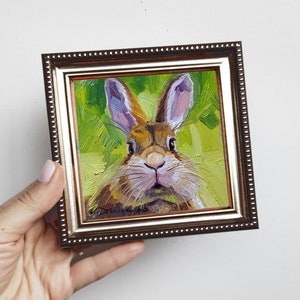 Lapin mignon peignant à l'huile originale 4 x 4, petite oeuvre d'art encadrée de lapin, cadeau d'art d'illustration de lapin pour un ami image 4