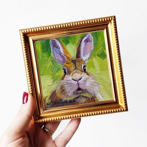 Lapin mignon peignant à l'huile originale 4 x 4, petite oeuvre d'art encadrée de lapin, cadeau d'art d'illustration de lapin pour un ami image 5