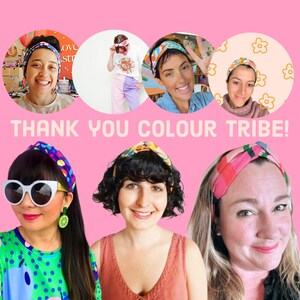 Pu&ograve; includere: Uno sfondo rosa con la scritta "THANK YOU COLOUR TRIBE!" e sei donne che indossano fasce colorate. Le fasce presentano vari motivi e colori, tra cui pois, disegni floreali e forme astratte. Le donne sorridono.