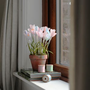 Crocus en papier peint à la main / Fleurs en papier / Premier anniversaire / Cadeau de fleurs de jardin / Fleurs en papier / Fête des Mères / Plantes en papier