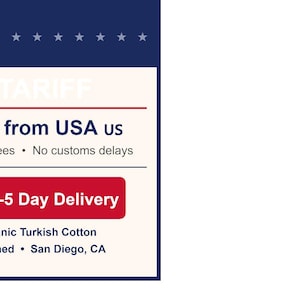Puede incluir: Gr&aacute;fico con texto sobre fondo blanco, enmarcado por un borde azul con estrellas blancas. El texto incluye "us Ships from USA us", "Fast 3-5 Day Delivery" y "100% Organic Turkish Cotton".