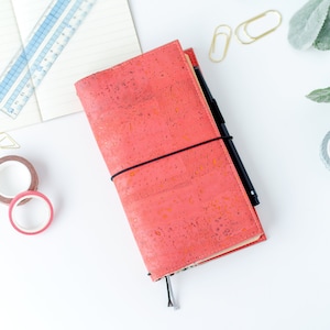 Coral Cork Traveler's Notebook Cover - Minimalistische Vegan Leder Journal Sleeve