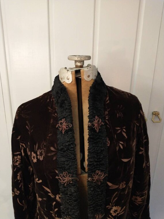 1940s velvet coat with faux Astrakhan lining - image 2