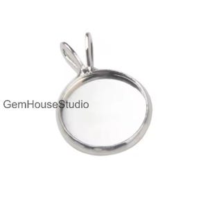 Op de afbeelding: Een zilverkleurige hanger met een ronde bezel en een lus voor een ketting. De tekst "GemHouseStudio" staat links in beeld. De setting is ontworpen om een ronde steen of cabochon te bevatten.