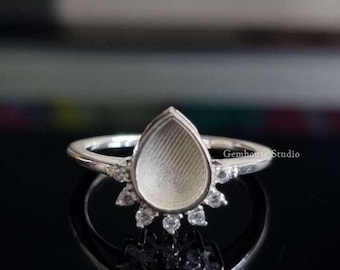 Ring i massivt 925 sterling silver, 6 x 8 mm päronbezel med CZ-infattning, lämplig för harts- och askbearbetning. Anpassningar möjliga