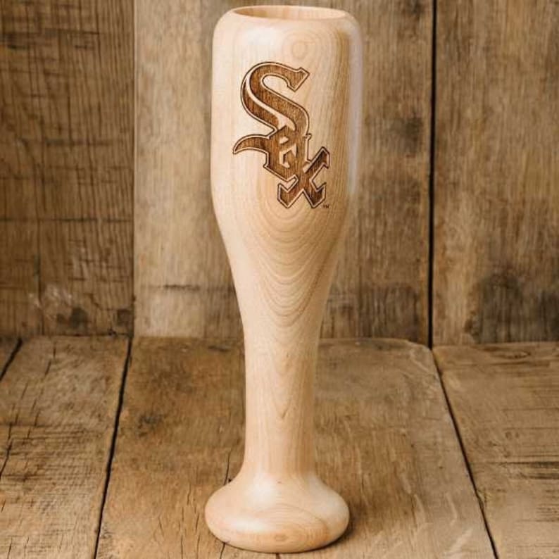 Puede incluir: Una jarra de cerveza de madera con forma de bate de b&eacute;isbol con el logotipo de los Chicago White Sox grabado en la parte delantera.