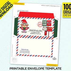 Op de afbeelding: Printbare envelopsjabloon met een cartoon-elf die een kerstmanmuts draagt en een bordje vasthoudt met de tekst "Santa's Workshop". De envelop heeft een rood-wit-blauwe gestreepte rand en een groene flap. De tekst "VIA AIR MAIL" staat op de envelop gedrukt. De tekst "SOON YOU'LL BE SO MUCH FUN!" staat op de envelopflap gedrukt.