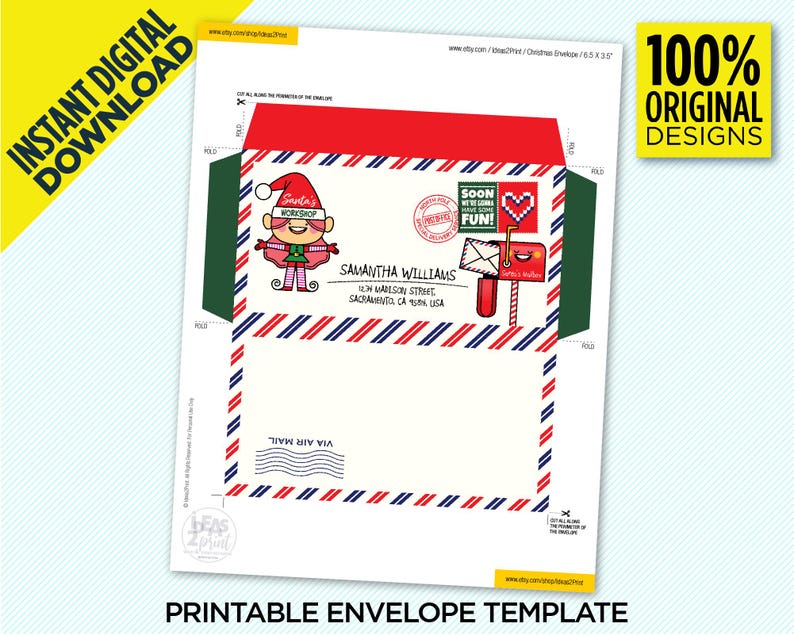 Op de afbeelding: Printbare envelopsjabloon met een cartoon-elf die een kerstmanmuts draagt en een bordje vasthoudt met de tekst "Santa's Workshop". De envelop heeft een rood-wit-blauwe gestreepte rand en een groene flap. De tekst "VIA AIR MAIL" staat op de envelop gedrukt. De tekst "SOON YOU'LL BE SO MUCH FUN!" staat op de envelopflap gedrukt.