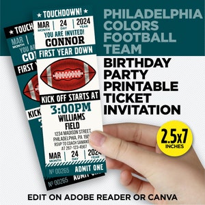 Könnte beinhalten: Druckbare Fußballeinladung für eine Geburtstagsparty. Das Ticket ist grün und weiß mit einer Fußballgrafik und dem Text "Touchdown!" und "First Year Down". Der Text "Philadelphia Colors Football Team" befindet sich oben auf dem Ticket. Das Ticket ist 6,35 cm x 17,78 cm groß.