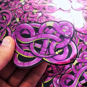 Adesivo metallico Ekans Tangle, arte Pokemon, PokeFan, fan art dei cartoni animati, arte nerd della cultura pop, Twisted Toons, adesivo serpente