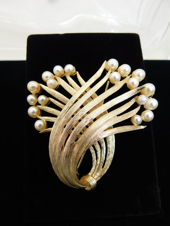 Signed Lisner Faux Pearl Floral Spray Brooch!