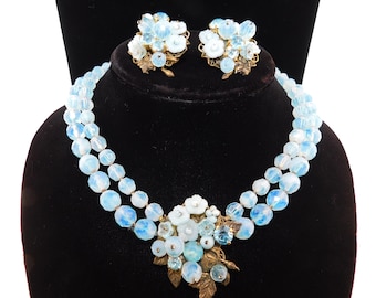 Gesigneerde Hattie Carnegie Golden Age blauwe en witte doorschijnende glaskralen en bloemen Demi Parure!  Ketting en oorbellen!