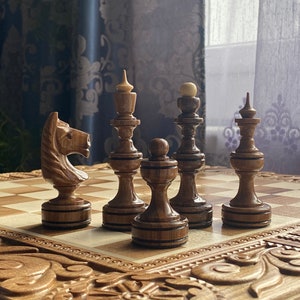 Holzschachfiguren, Schachset aus Holz, Holzschachspiel handgemacht, Handgeschnitzte Schachfiguren aus Ahorn und Walnuss, Holzschnitzerei-Schachfiguren