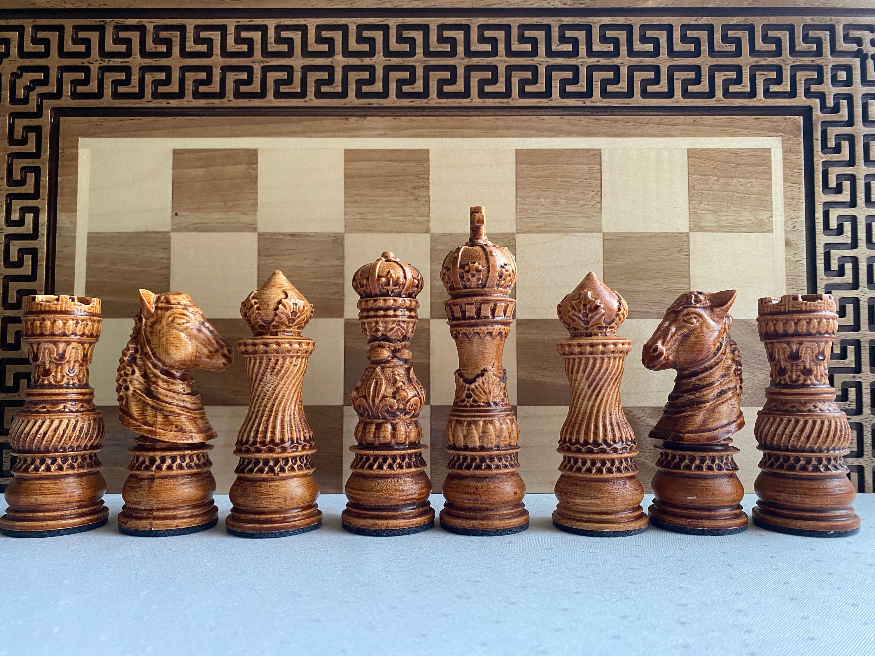 大型 チェス盤 + 駒【木製】 木製チェスセット：大型折りたたみボード、彫刻されたチェスの駒（20