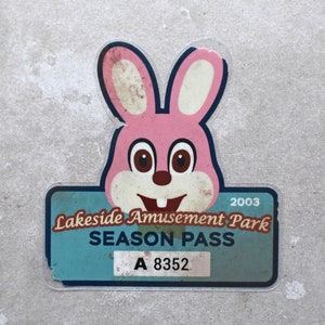 PARKEERPAS pretpark aan het meer konijn Silent Hill geïnspireerd doorzichtige vinyl raamsticker, lees beschrijving