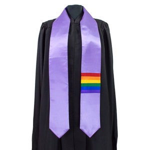 Banda/estola de graduación con la bandera del orgullo gay y queer LGBTQ+ de arcoíris