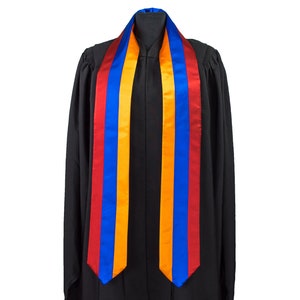 Könnte beinhalten: Eine schwarze Graduierungsrobe mit einer roten, blauen und goldenen Graduierungsstola.