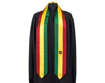 Könnte beinhalten: Eine Graduierungsstola mit roten, gelben und grünen Streifen. Die Stola hat ein kleines Emblem in der Mitte.