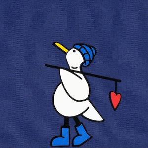 Könnte beinhalten: Ein weißer Vogel mit einem blauen Hut und einem gelben Schnabel hält einen Stock mit einem roten Herzen am Ende. Der Vogel trägt blaue Stiefel und steht auf einem blauen Hintergrund.