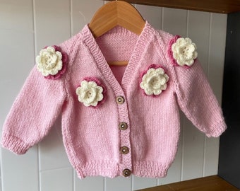 Strickjacke, NB, 3-6 Monate, 6-18 Monate, handgestrickt 100% Wolle, mit gehäkelter Blume, Mädchenjacke, Baby Geschenk, Babyparty