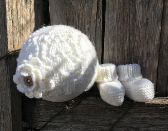 NEWBORN Beanie (With Flower) & Bootees SET 100% Wool, Hand Knitted, Baby Clothes, coming home outfit