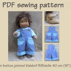 Puede incluir: Patrón de costura PDF para una muñeca Waldorf articulada con botones, de 40 cm (16") de alto. El patrón incluye instrucciones para hacer un mono azul con detalles en azul claro.