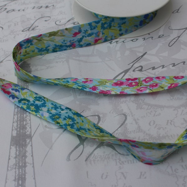 Satin - Ruban oblique fleurs d’été pré-pliées 20 mm