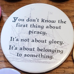 OFMD Säsong 2 "Det handlar om att tillhöra Något." Märke (2,25" Knapp med nål)