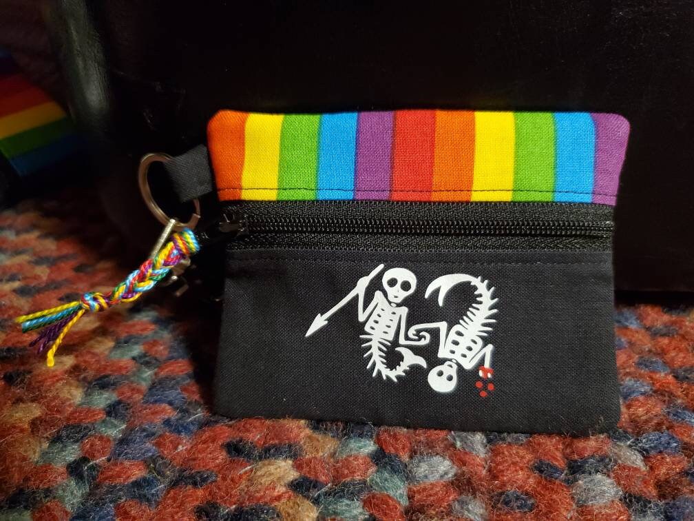 REDESIGNED OFMD inspiriert Staffel 2 Mermaid Skeletons Flagge Geldbörse Rainbow PRIDE. Siehe zweites Foto für Details.