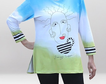 Esta camiseta, que encarna la elegancia informal, presenta un estampado tie-dye en color caqui y un exclusivo motivo de la taza Frenzy.