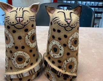 Solniczki i pieprzniczki Cat. Ceramiczne. Sprzedawane parami. Wysokość 12 cm. Wyprodukowano w całości w Kanadzie.