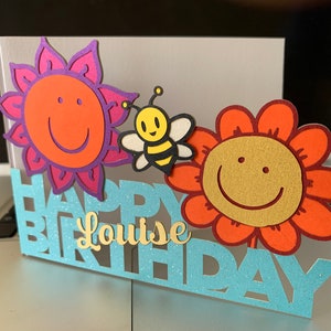 Carte d'anniversaire amusante avec des fleurs et des abeilles
