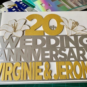 パールカードとグリッターカードで作られた、A5サイズのオーダーメイド花柄結婚記念日カード（番号付き）