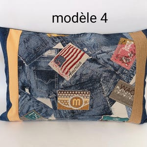 Peut inclure: Un oreiller bleu et beige avec un motif en jean et divers patchs, dont un patch de drapeau américain avec le mot "America" dessus. L'oreiller a une bordure beige et une bordure en jean bleu.