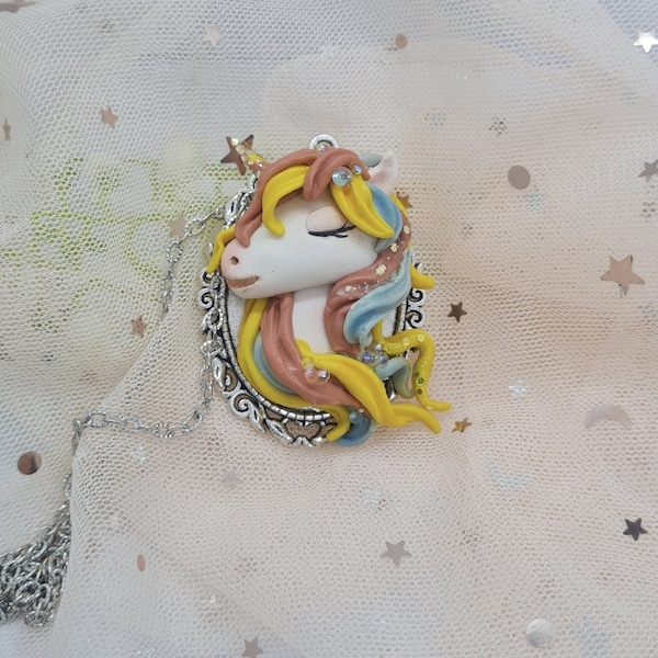 unicorno su collana con base  cammeo