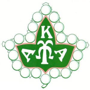 Puede incluir: Una hoja de hiedra verde con un contorno rosa y perlas blancas alrededor del borde. En el centro de la hoja están las letras "K.A.T.A." en blanco con una palmera entre las letras.