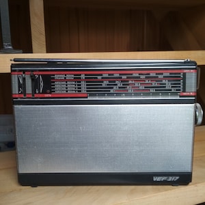 Radio portátil popular soviética de Letonia VEF 317