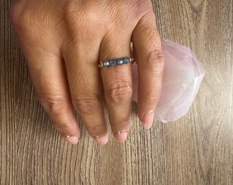 Anillo apilable de piedras preciosas en plata de ley: delicada joya con piedras de nacimiento