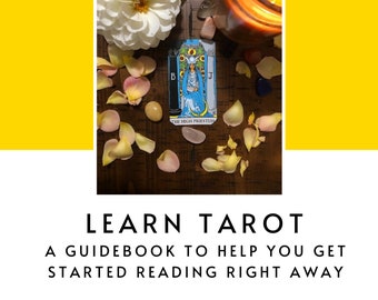 Puede incluir: Una guía de lectura de tarot con un fondo amarillo y una imagen de carta de tarot de la Suma Sacerdotisa. La imagen también incluye una vela, flores y cristales.