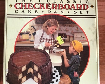 VTG Classic Checkerboard Cake Pan Set con tarjeta de recetas y uso de cuidado original