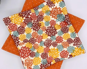 Funda para plato de microondas: reversible, con estampado floral en tonos naranja y amarillo otoñales.