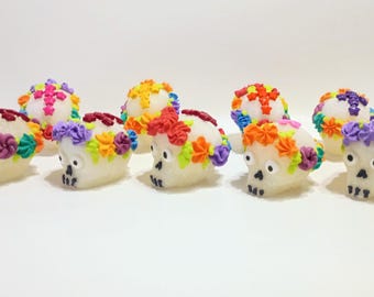 Chica/Small Calaveras de azucar tradicionales Dia de muertos /Traditional Sugar Skulls Day of the dead, Ofrenda mexicana Mexican sugar skull