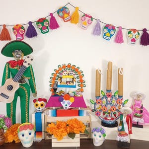 Guirnalda / Cadena de calaveritas de azucar de fieltro hecho a mano - Handmade felt sugar skull garland