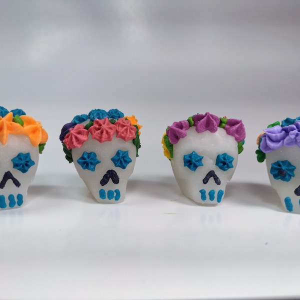 Chica/Small Calaveras de azucar tradicionales Dia de muertos /Traditional Sugar Skulls Day of the dead, Ofrenda mexicana Mexican sugar skull