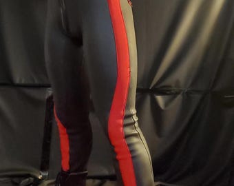 Pantalón de uniforme italiano de neopreno con asiento de montar texturizado y franja lateral roja.