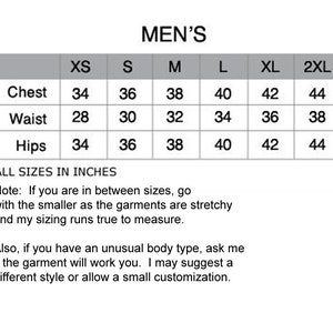 Puede incluir: Una tabla de tallas para ropa de hombre con medidas en pulgadas para el pecho, la cintura y las caderas. La tabla incluye las tallas XS, S, M, L, XL y 2XL.