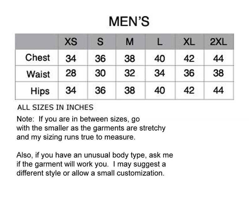 Puede incluir: Una tabla de tallas para ropa de hombre con medidas en pulgadas para el pecho, la cintura y las caderas. La tabla incluye las tallas XS, S, M, L, XL y 2XL.