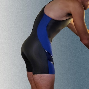 Puede incluir: Un body deportivo sin mangas negro y azul con un panel de malla en el lateral.