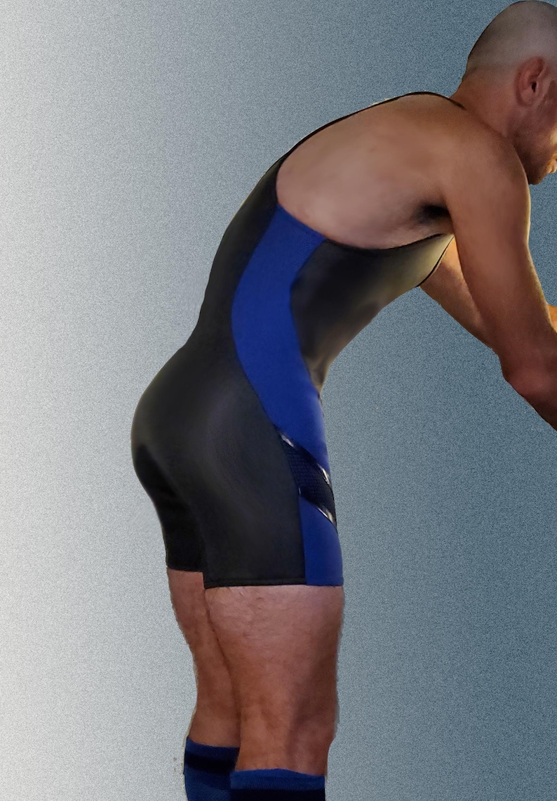 Puede incluir: Un body deportivo sin mangas negro y azul con un panel de malla en el lateral.