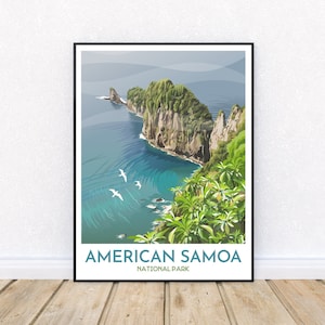 Könnte beinhalten: Ein Poster mit einer malerischen Aussicht auf eine üppige grüne Insel mit einer felsigen Küste und türkisblauem Wasser. Der Text "AMERICAN SAMOA NATIONAL PARK" befindet sich am unteren Rand des Posters.